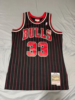 Mitchell & Ness Chicago Bulls Scottie Pippen 1995-96 Pinstripe Swingman Jersey M