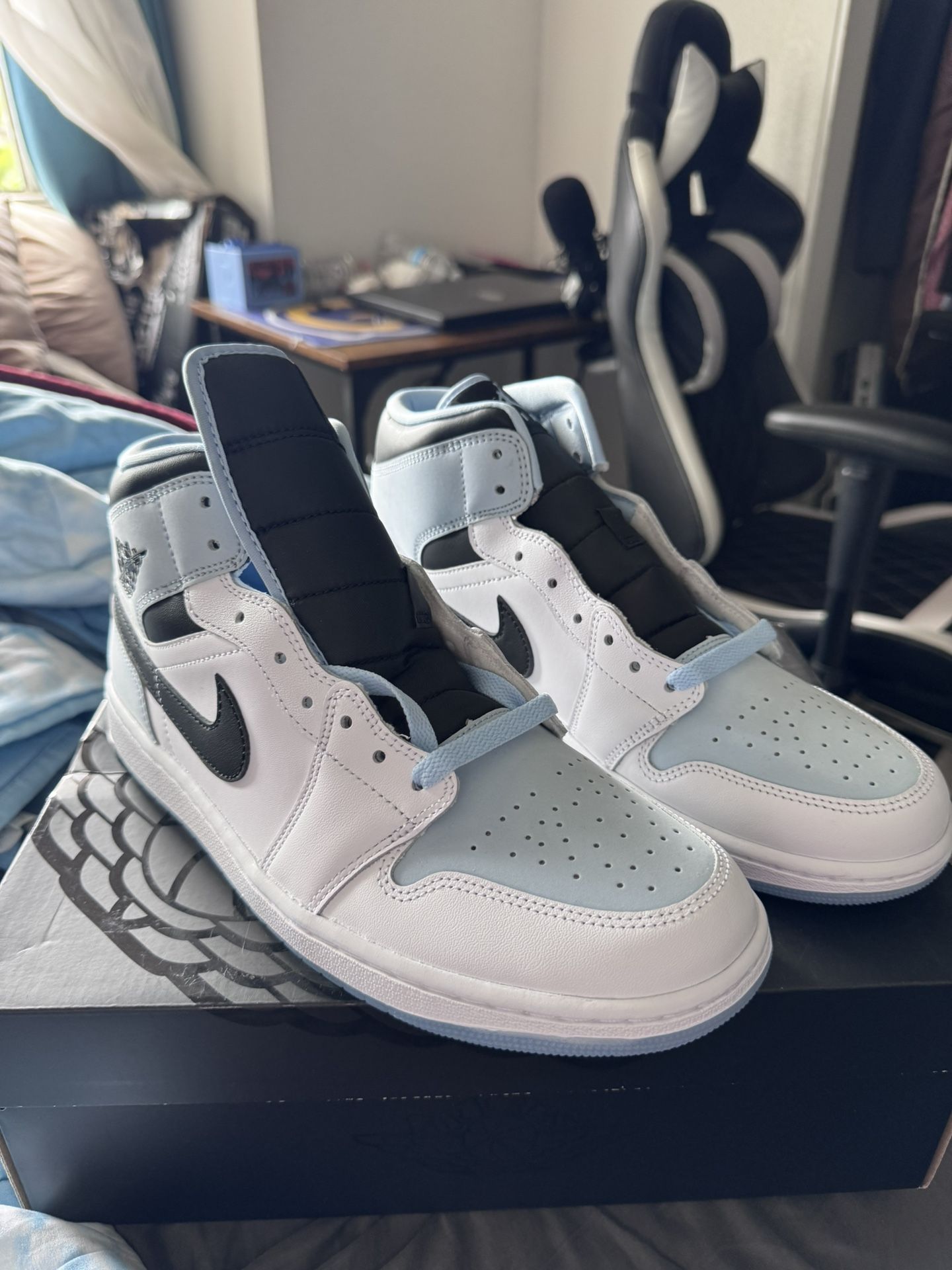 Air Jordan 1 Mid SE “White Ice Blue”