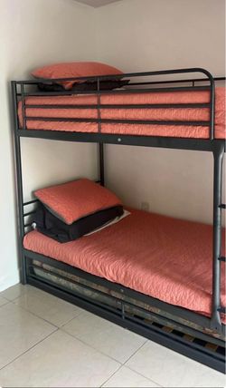 Triple bunk beds with mattress/cama cucheta doble