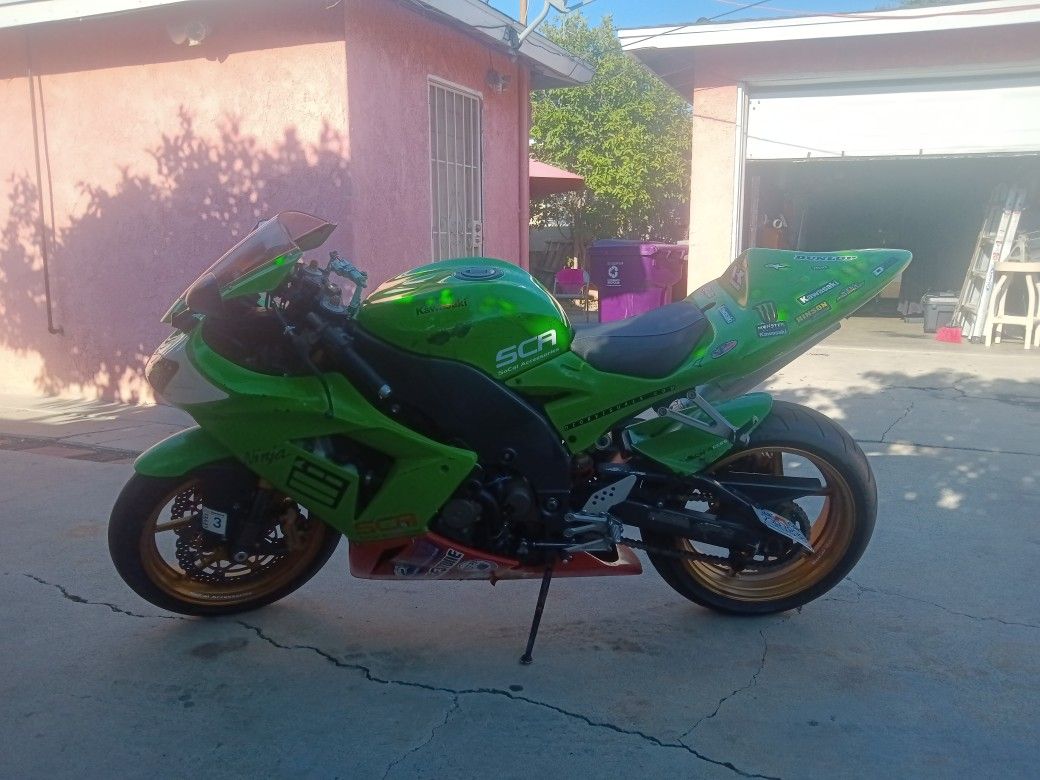 2005 KAWASAKI ZX10R WIDOWMAKER Track Bike.