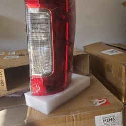 Taillight Assembly F250-350 SD Right Side No Lane Alert Sensors