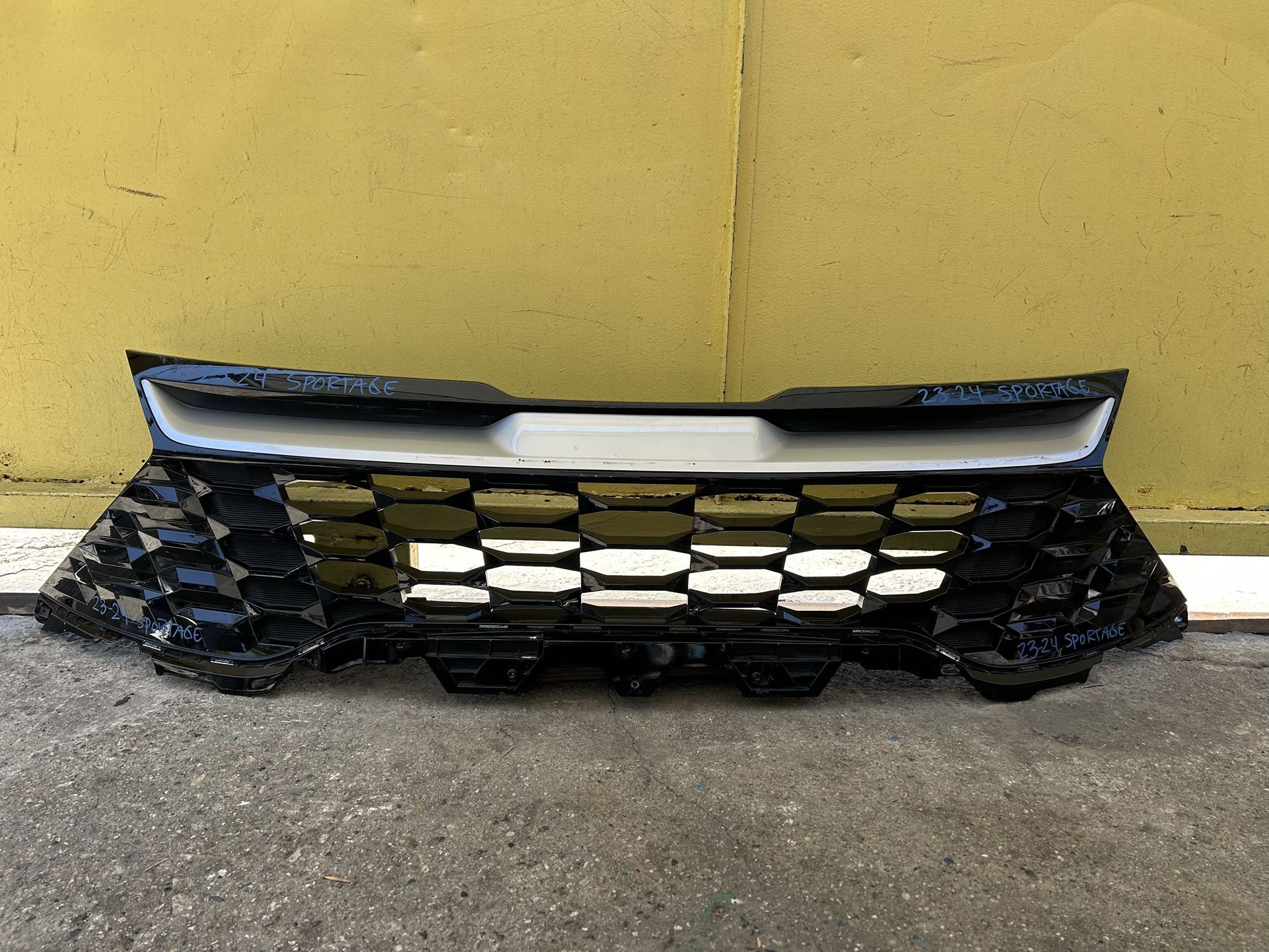 2023-2024 KIA SPORTAGE GRILLE OEM