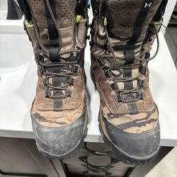 Women’s under Armour boots 7 1/2
