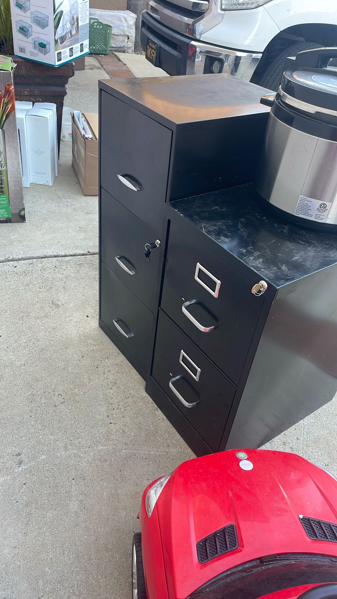 File cabinet/Glass Vase/Vacuum