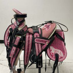 Nueva montura charra bordada de fuste amplio
