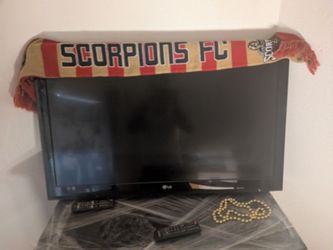 LG Flat Screen TV 32 inch with remote non smart Roku included
