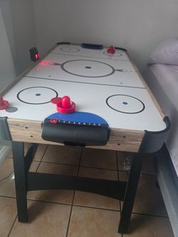 Air hockey table