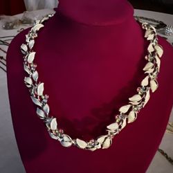 Adorable ladies Lisner white leaf pink & green gem choker necklace 