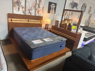 Stunning bedroom set. Easy financing! 😊🙏🎉