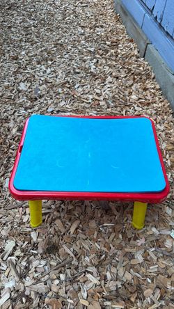 Outdoor sensory table