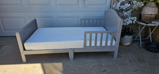 ** Beatiful Wooden Toddler Bed with Memory foam mattress **