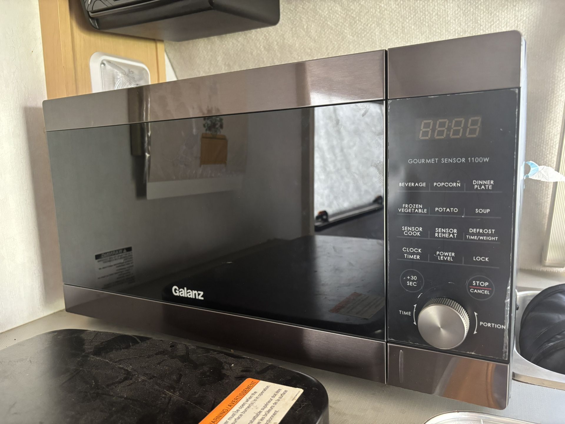 New Galanz Countertop Microwave 1.4 Black stainless