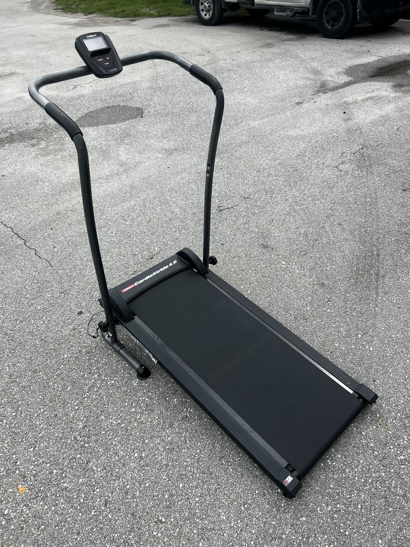 Weslo CardioStride 4.0 Manual Cardio Treadmill Adjustable Incline! No electricity required! Works great! LCD screen does not work.