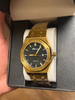 Brand new luxury style “royal oak” golden quartz watch with box.