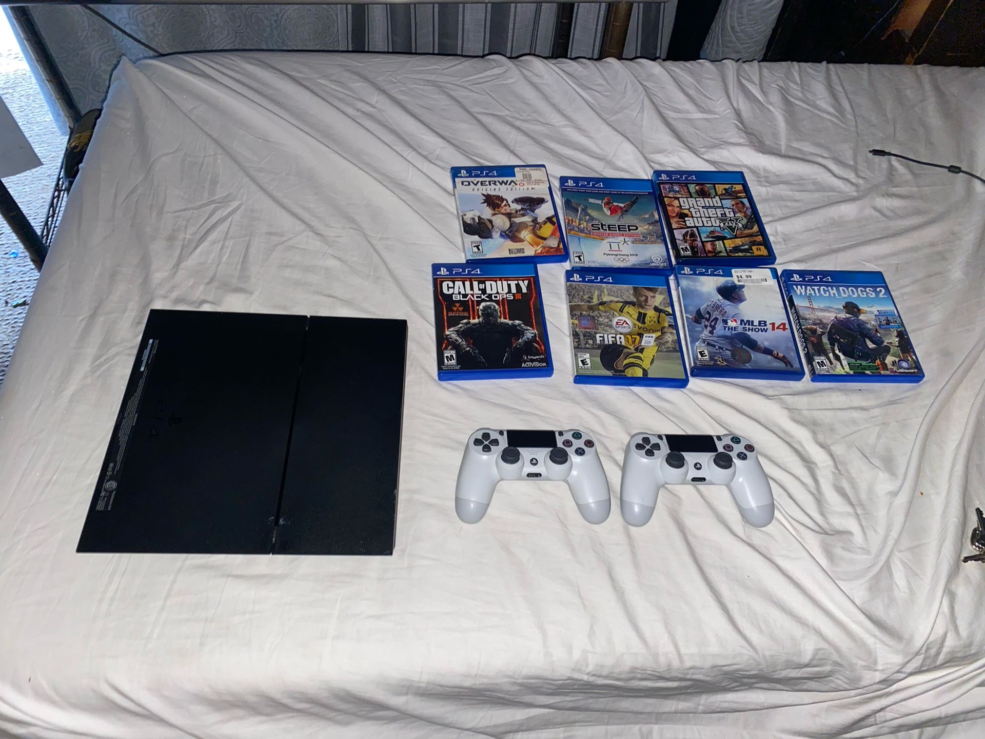 Playstation PS4 Console + 2 Dual Shock Controllers+ 7 Games