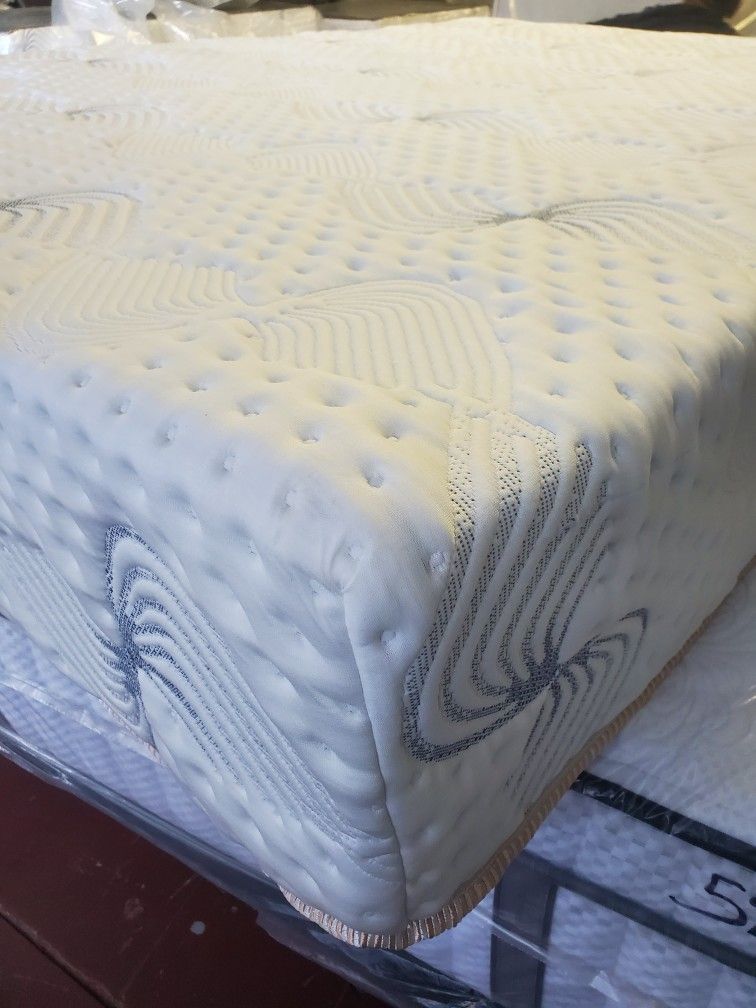 New QUEEN Size Mattress Memory Foam Gel