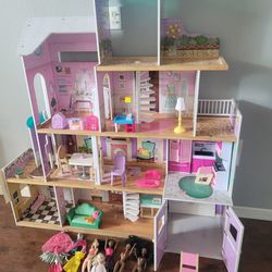Big Barbie doll House W 5 Dolls Included