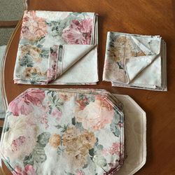 Floral Tablecloth, 8 Placemats, 6 Napkins - Matching, Reversible. Make Your Christmas Beautiful!