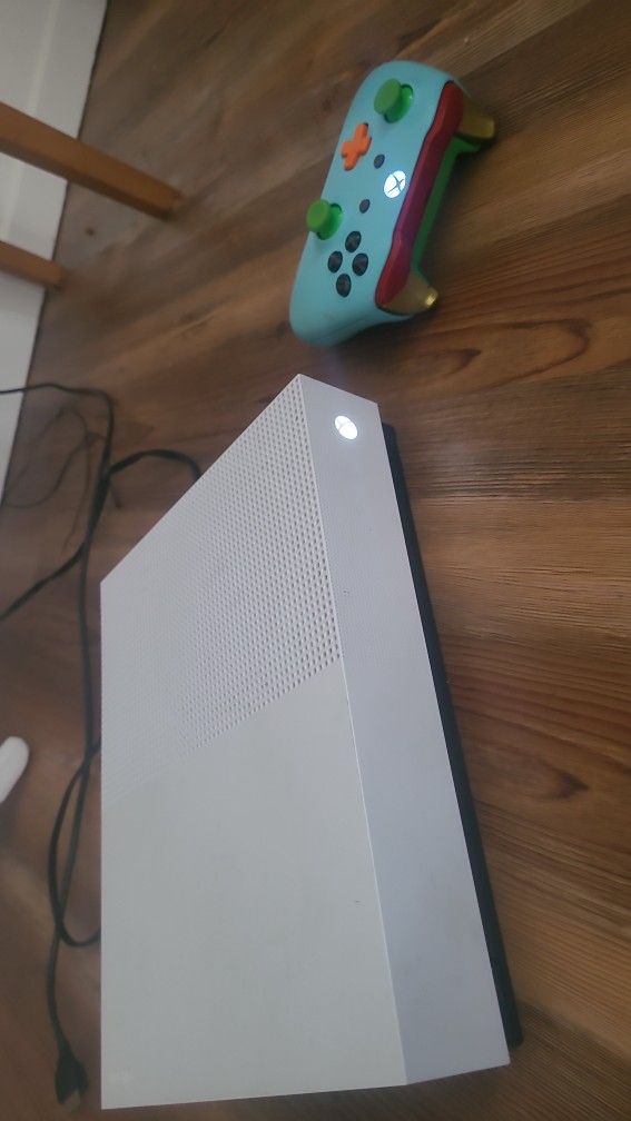 Xbox One S 1tb With 2 Controllers