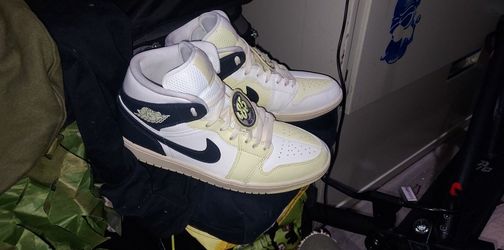 Jordan 1 Mid SE in the "Fall League" or "Sail/Luminous Green" colorway