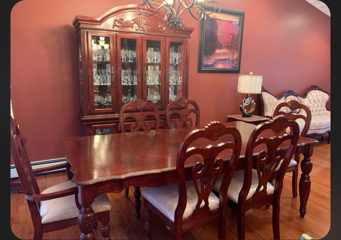 Set Of 6 Chairs And Beautiful Dining Table With Hutch