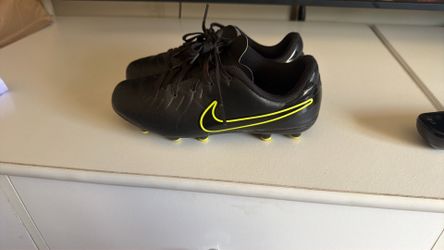 Kids shoes for soccer in good condition size 2y