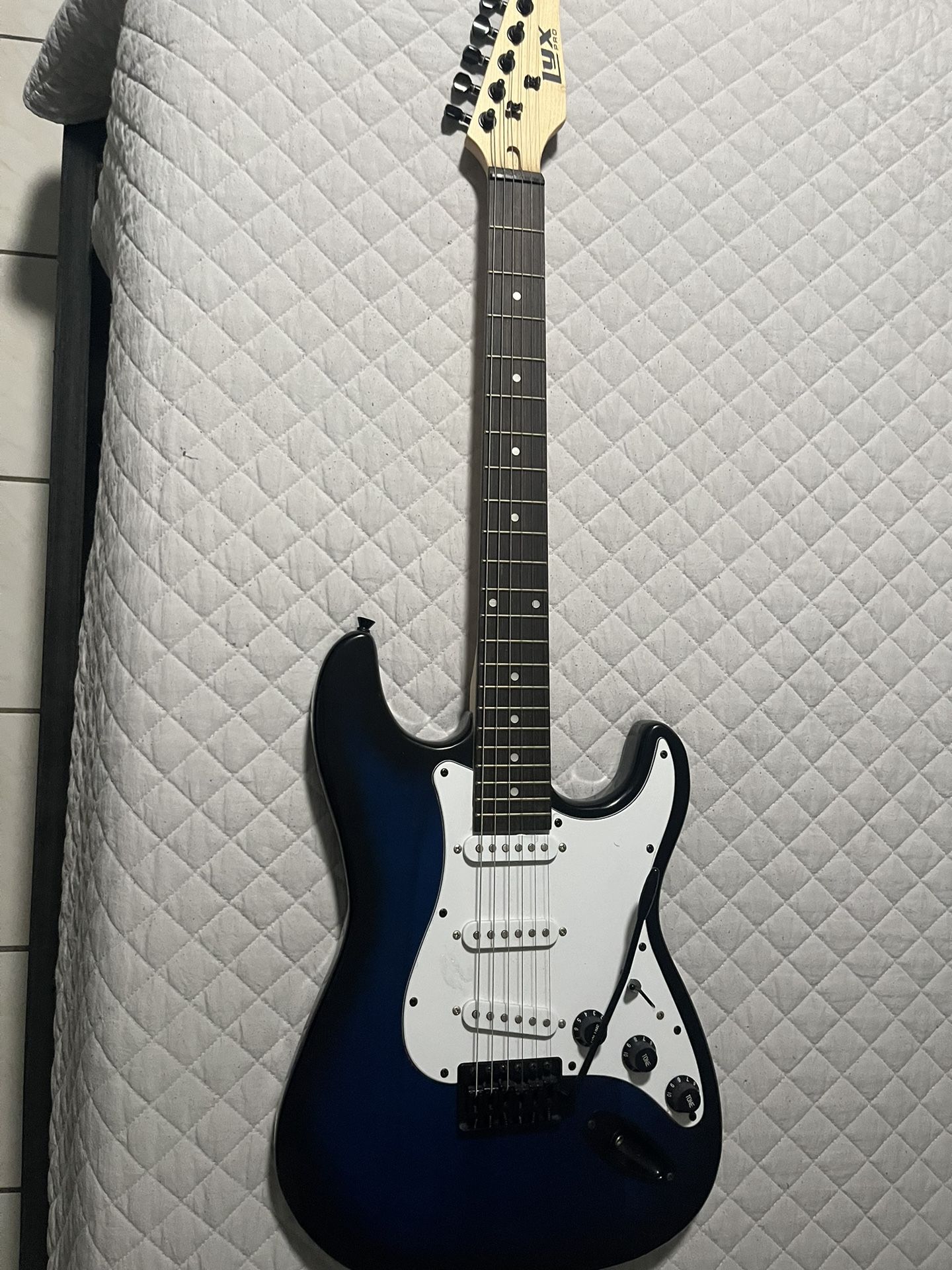 Electric Guitar + 20W Amp Starter Pack – Works Great