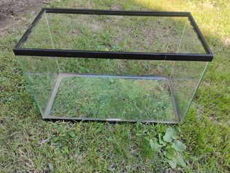 Standard glass Aquarium, no leaks, no lid, good home needed for the home of a pet!
