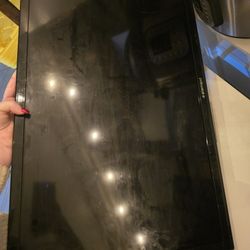 32" Tv W/ Wall Mount