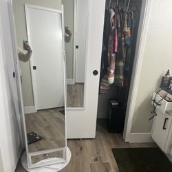 Swivel jewelry armoir