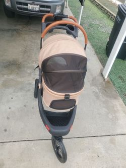 Se Vende carriola para perro en excelente estado $ 125