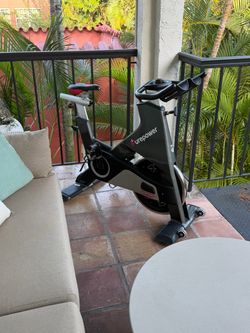 Spinning bike for cycling indoors or outdoors