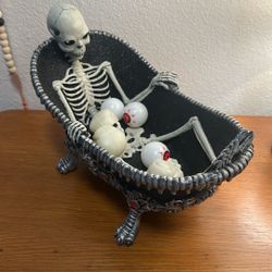 Retired Katherine's Collection Skeleton In Bathtub