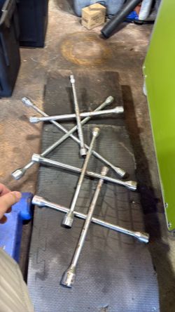 Tire lug wrench