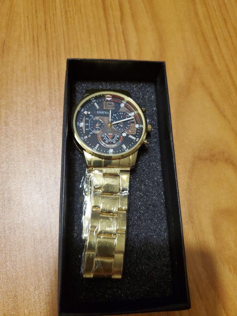 GENEVA  MENS GOLD COLOR FLEXABLE BAND WATCH INSIDE DOWELS ARE FOR SHOW ONLY