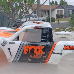 TRAXXAS UDR FOX RACING BODY