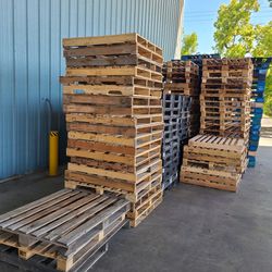 Wood and Plastic Pallets for Sale 