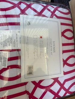 New in box 2pc twin size comforter set