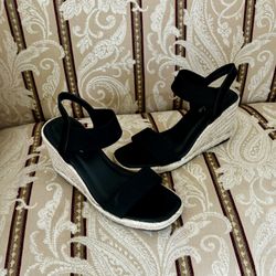 Sandals Women Size 5.5 New 