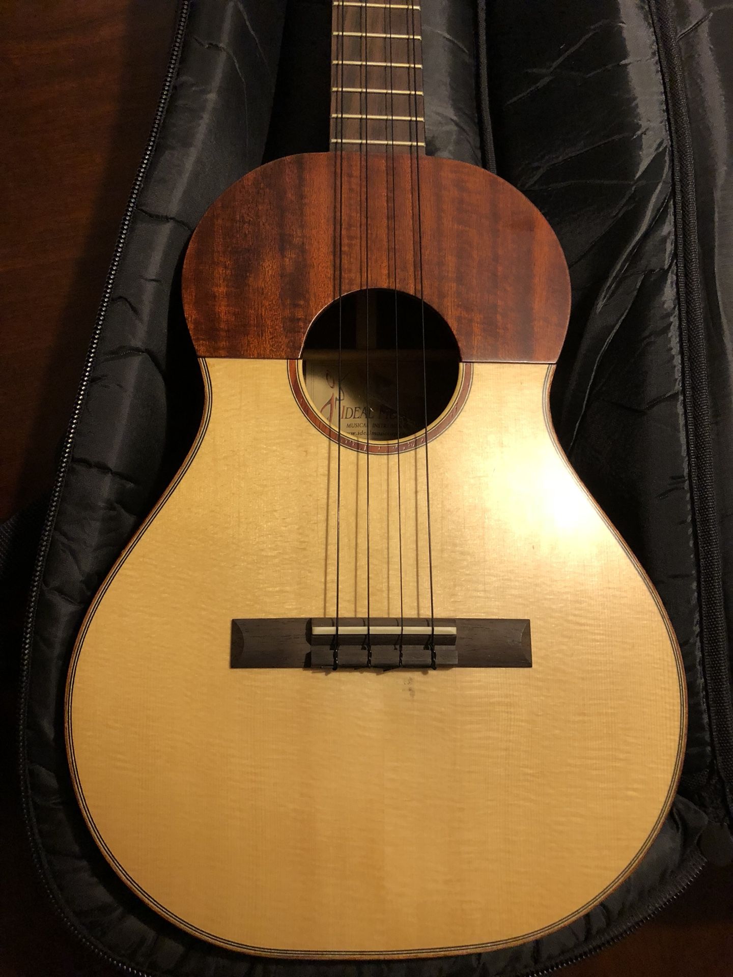Cuatro Venezolano / Venezuelan Cuatro / 4 Strings Guitar / Ukulele