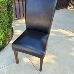 Set Of 6 Like New Dining Chairs