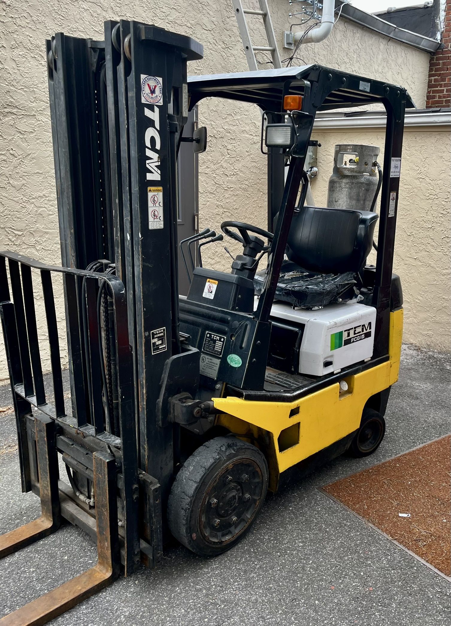 TCM FCG15T8T Forklift 2600lb capacity w/ power fork adjustment