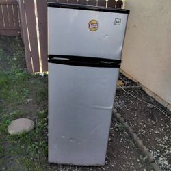 Refrigerator 