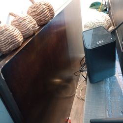 BEAUTIFUL SOLID WOOD ESPRESSO COLOR TABLE IN GREAT CONDITION. $ 150