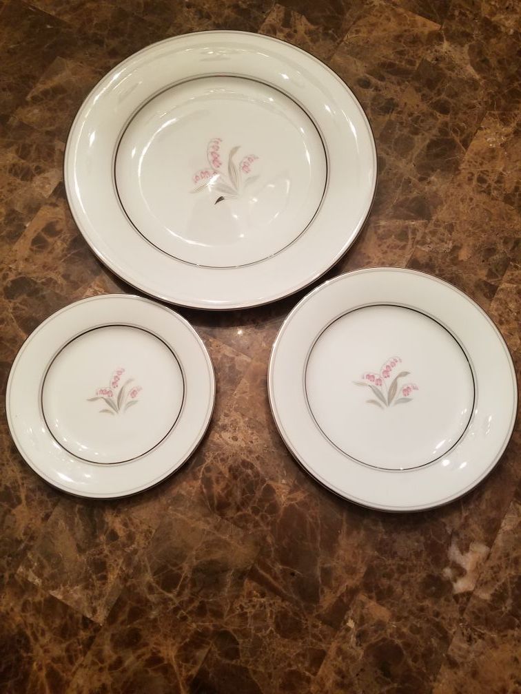 Stunning Noritake China Crest dinner, salad and bread plates.