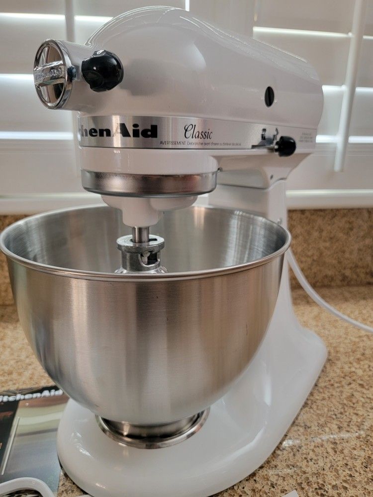 KitchenAid - 4.5 Quart Stand Mixer - New Never Used