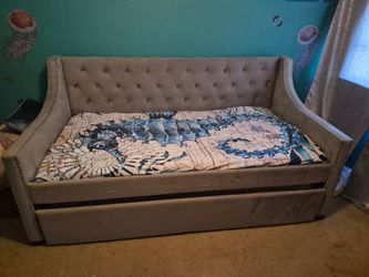 Upholstered Daybed with Pull-Out Trundle Bed