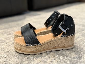 Universal Thread women’s sandals size 7.5