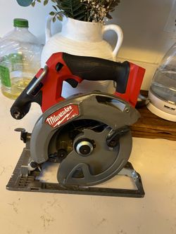 Milwaukee m18 Skilsaw fuel 6 1/2 $130 firme precio tool only no bateria