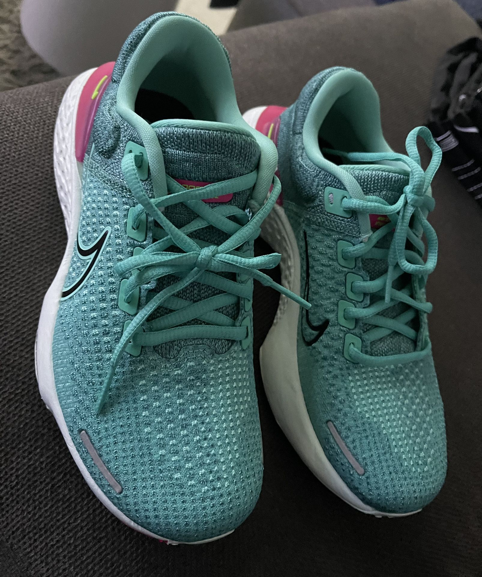 NIKE Womens Zoomx Invincible Run Flyknit Size
